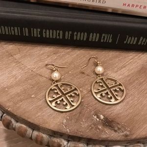 ⭐️⭐️Muted Gold Cross With Pearl Earrings